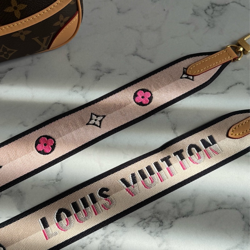 LV M45985花紋法棍包  經典又好用-28