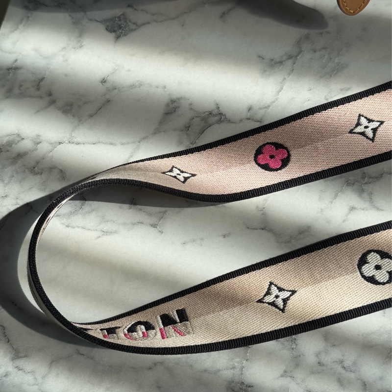 LV M45985花紋法棍包  經典又好用-29