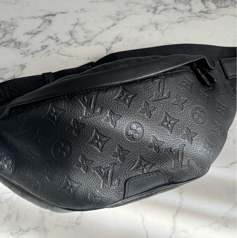 LV  M46036黑壓紋胸口包 經典又帥氣❤️‍🔥❤️‍🔥-1