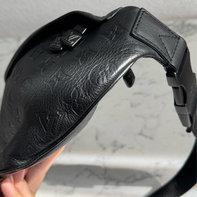 LV  M46036黑壓紋胸口包 經典又帥氣❤️‍🔥❤️‍🔥-4