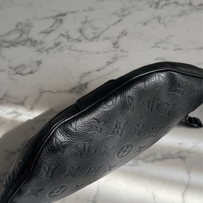 LV  M46036黑壓紋胸口包 經典又帥氣❤️‍🔥❤️‍🔥-5