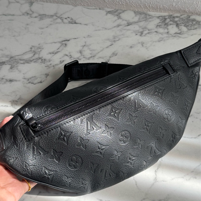 LV  M46036黑壓紋胸口包 經典又帥氣❤️‍🔥❤️‍🔥-6