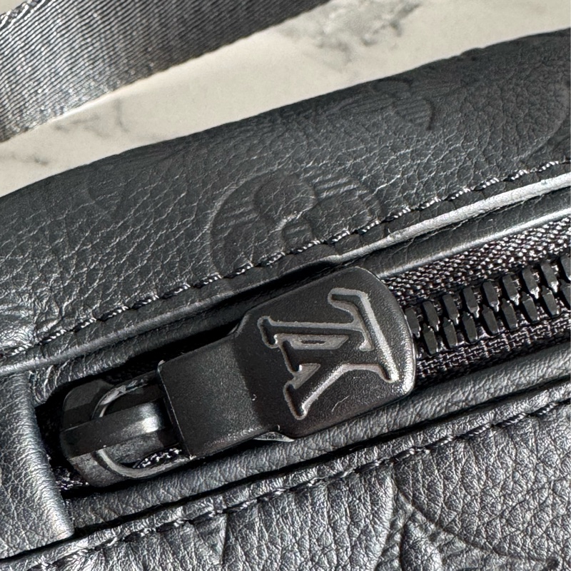 LV  M46036黑壓紋胸口包 經典又帥氣❤️‍🔥❤️‍🔥-7