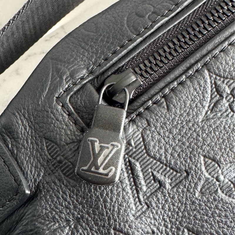 LV  M46036黑壓紋胸口包 經典又帥氣❤️‍🔥❤️‍🔥-8