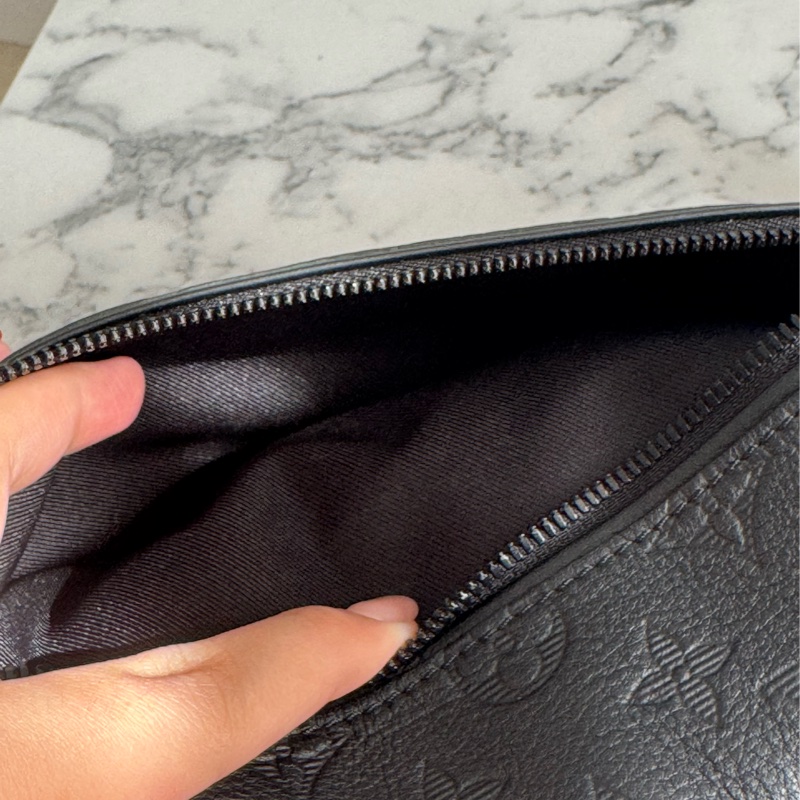 LV  M46036黑壓紋胸口包 經典又帥氣❤️‍🔥❤️‍🔥-9