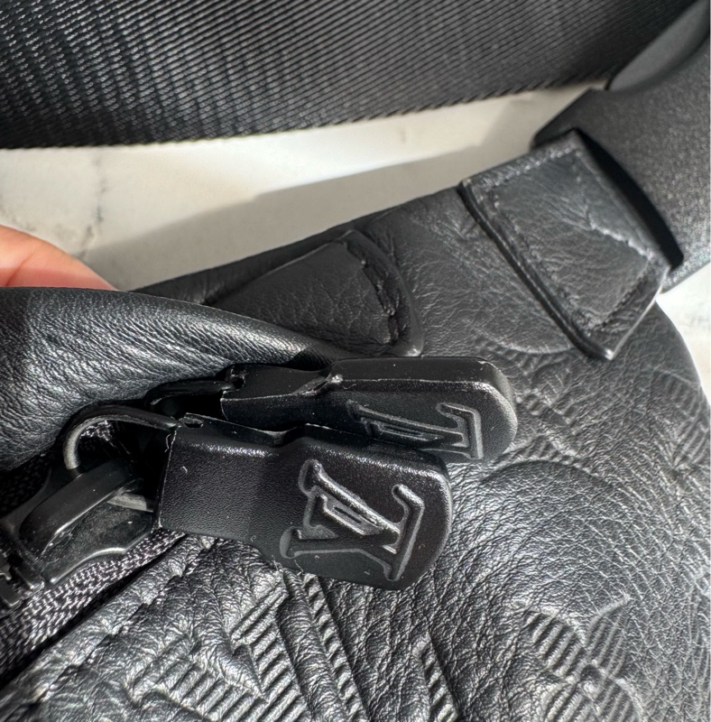 LV  M46036黑壓紋胸口包 經典又帥氣❤️‍🔥❤️‍🔥-12