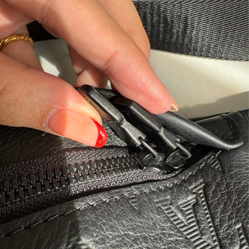 LV  M46036黑壓紋胸口包 經典又帥氣❤️‍🔥❤️‍🔥-14