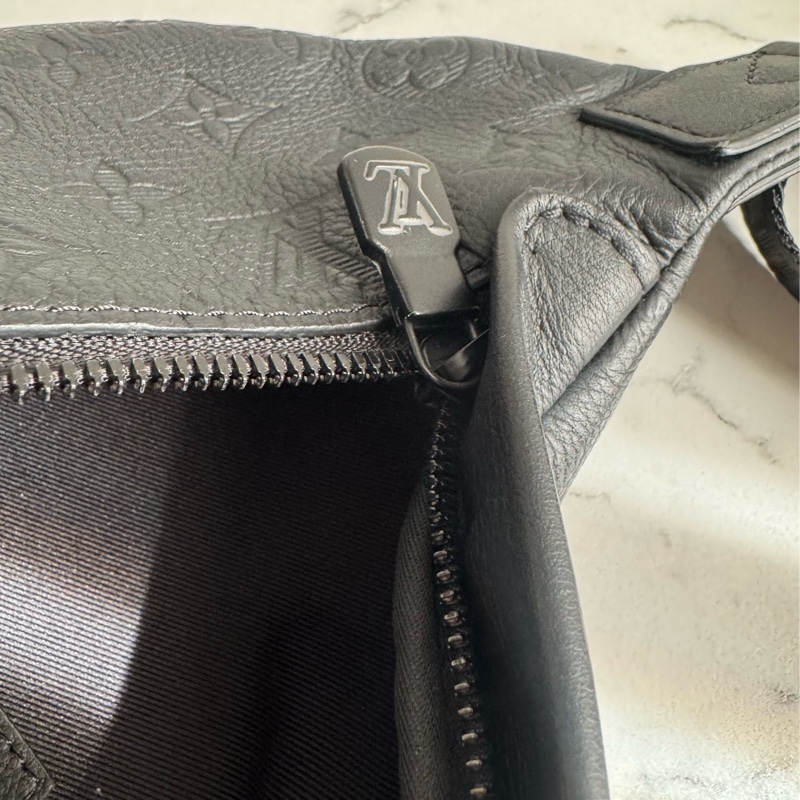 LV  M46036黑壓紋胸口包 經典又帥氣❤️‍🔥❤️‍🔥-17