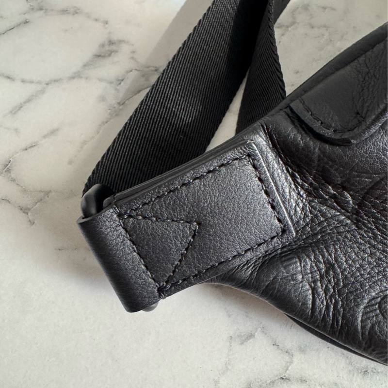 LV  M46036黑壓紋胸口包 經典又帥氣❤️‍🔥❤️‍🔥-21