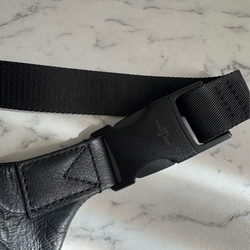 LV  M46036黑壓紋胸口包 經典又帥氣❤️‍🔥❤️‍🔥-22