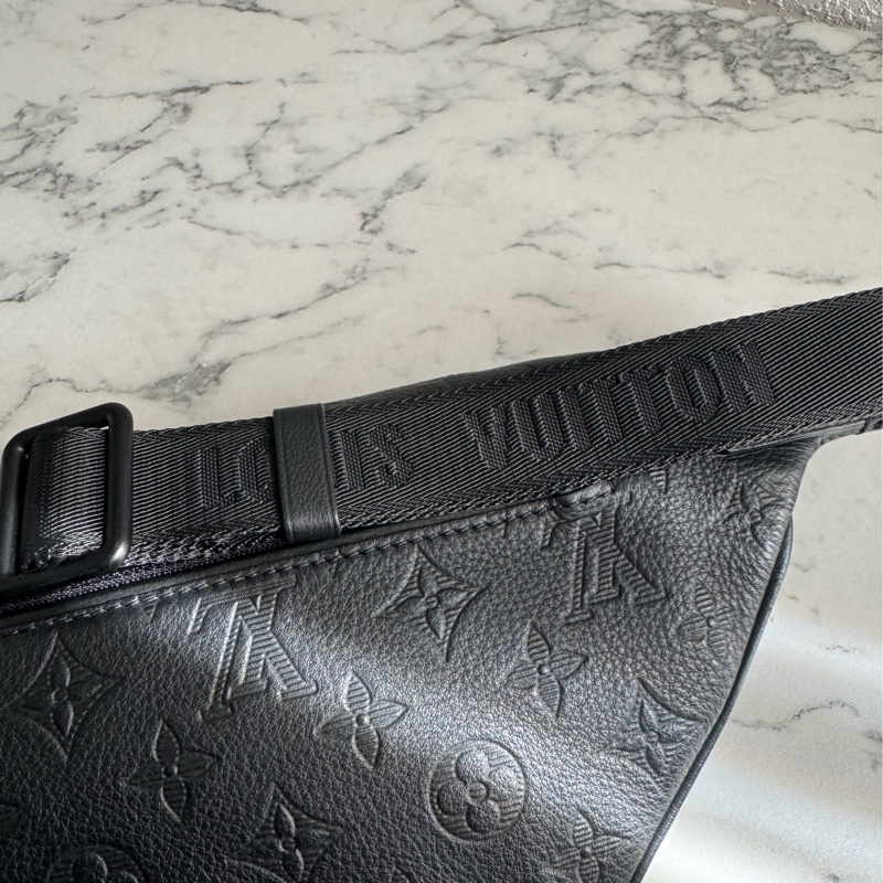 LV  M46036黑壓紋胸口包 經典又帥氣❤️‍🔥❤️‍🔥-26