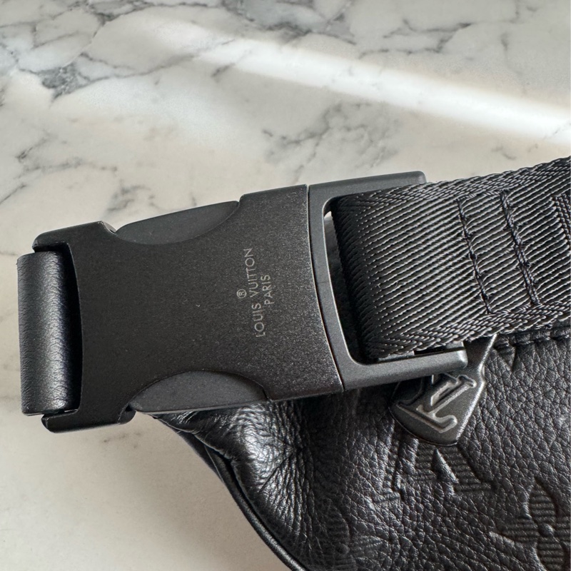 LV  M46036黑壓紋胸口包 經典又帥氣❤️‍🔥❤️‍🔥-27