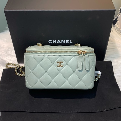 Chanel 淺色系淡灰色羊皮金扣化妝包 馬年開運顏色系列之一🩵