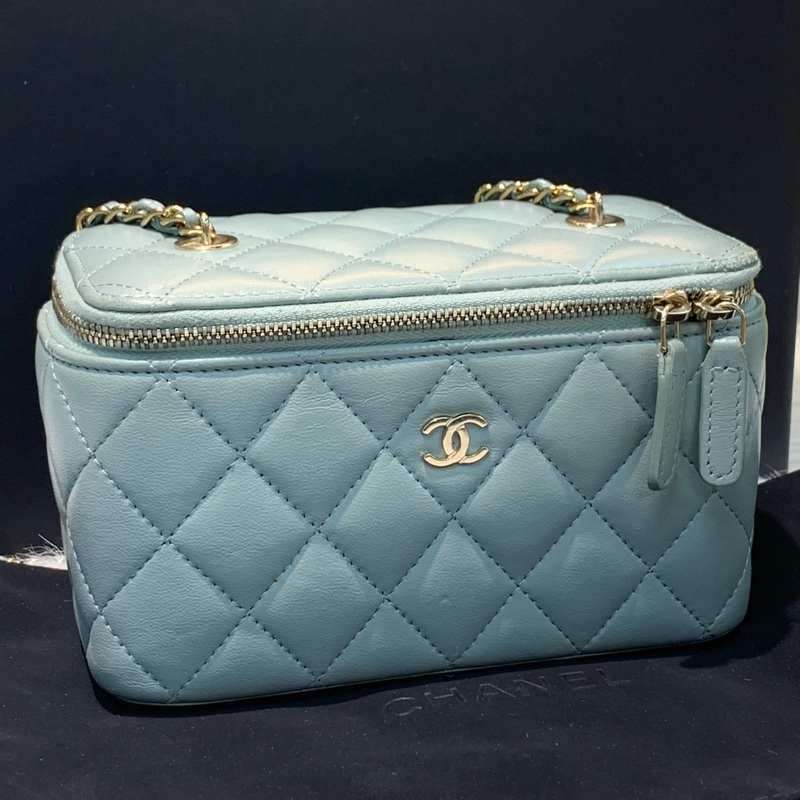 Chanel 淺色系淡灰色羊皮金扣化妝包 馬年開運顏色系列之一🩵-1
