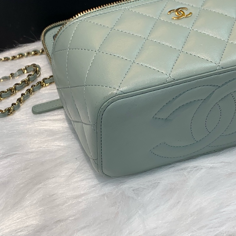 Chanel 淺色系淡灰色羊皮金扣化妝包 馬年開運顏色系列之一🩵-3