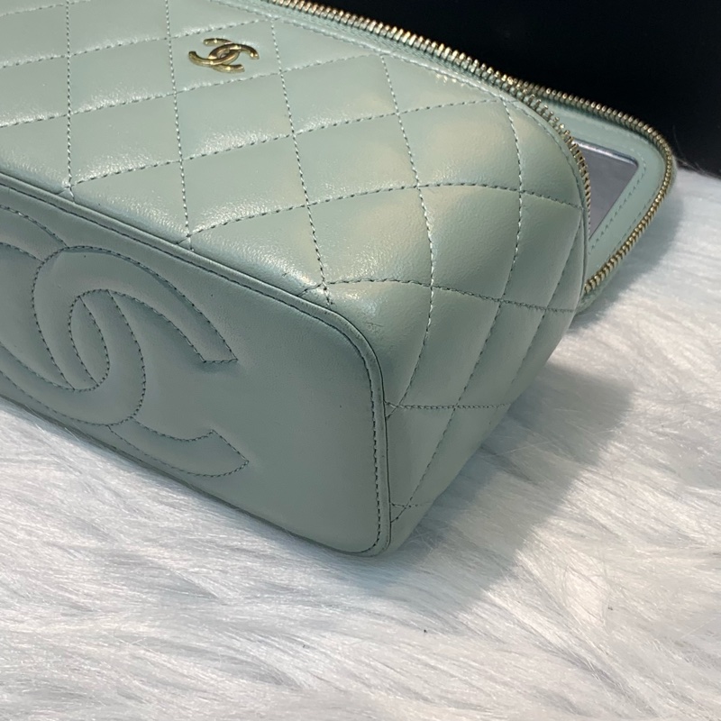 Chanel 淺色系淡灰色羊皮金扣化妝包 馬年開運顏色系列之一🩵-4