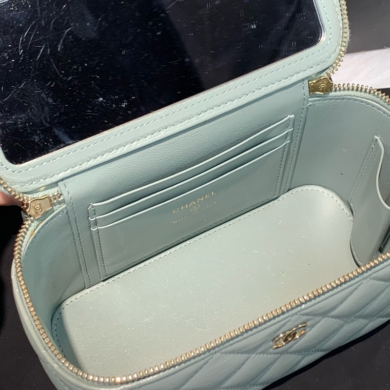 Chanel 淺色系淡灰色羊皮金扣化妝包 馬年開運顏色系列之一🩵-6