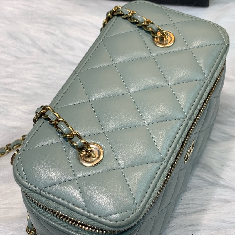 Chanel 淺色系淡灰色羊皮金扣化妝包 馬年開運顏色系列之一🩵-7