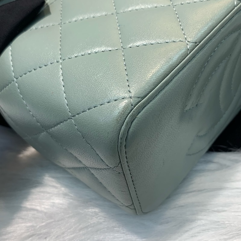 Chanel 淺色系淡灰色羊皮金扣化妝包 馬年開運顏色系列之一🩵-9