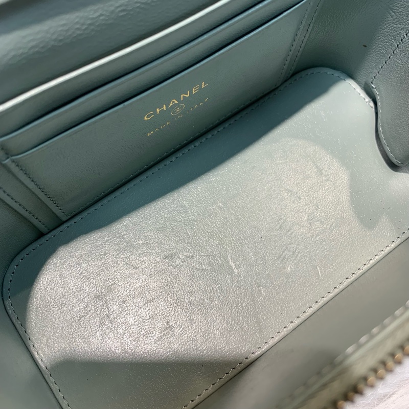 Chanel 淺色系淡灰色羊皮金扣化妝包 馬年開運顏色系列之一🩵-10