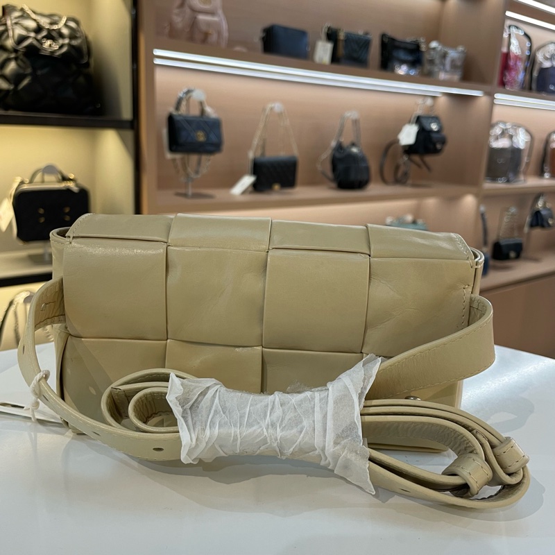 BV葆蝶家 八宫格燕麦色斜挎包 经典八宫格编织设计 油蜡皮材质 可斜挎可腰包-1