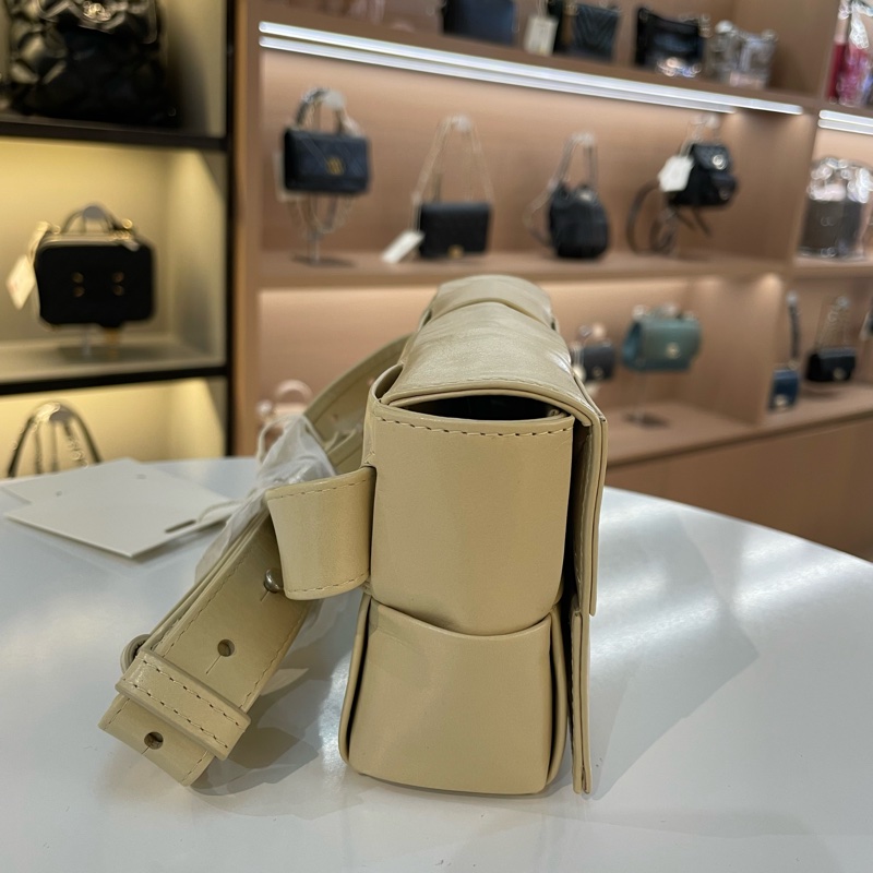 BV葆蝶家 八宫格燕麦色斜挎包 经典八宫格编织设计 油蜡皮材质 可斜挎可腰包-2