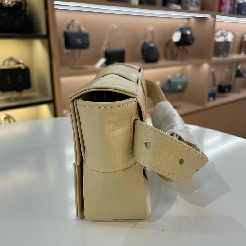 BV葆蝶家 八宫格燕麦色斜挎包 经典八宫格编织设计 油蜡皮材质 可斜挎可腰包-3