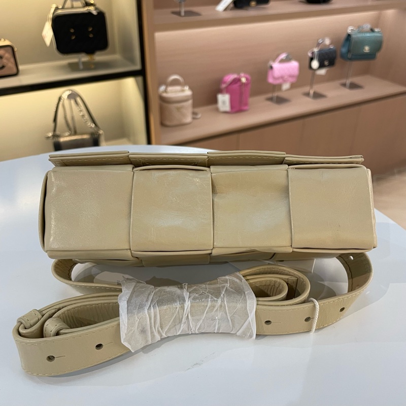 BV葆蝶家 八宫格燕麦色斜挎包 经典八宫格编织设计 油蜡皮材质 可斜挎可腰包-4