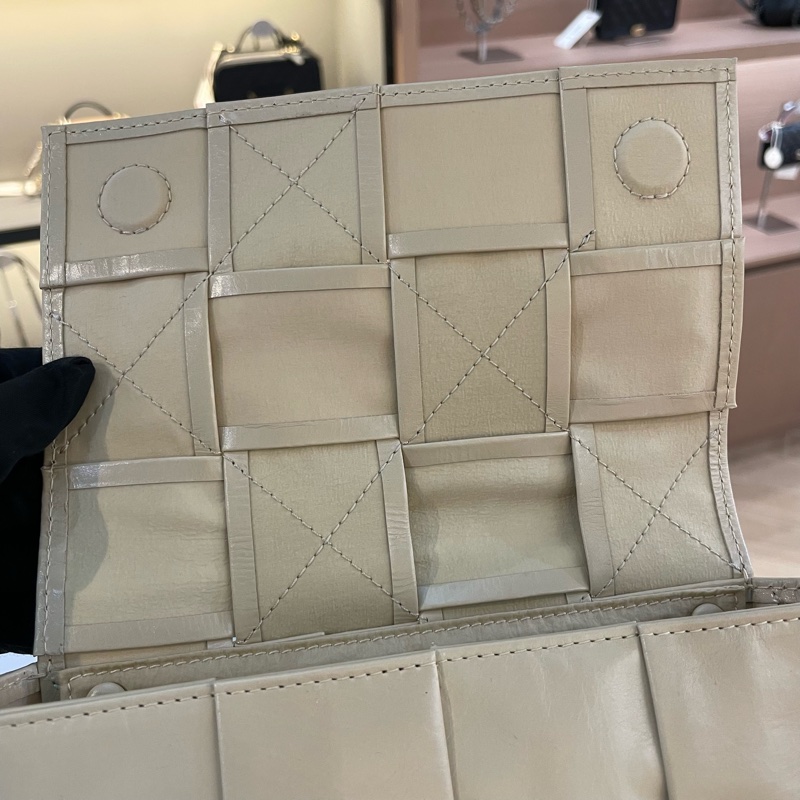 BV葆蝶家 八宫格燕麦色斜挎包 经典八宫格编织设计 油蜡皮材质 可斜挎可腰包-6