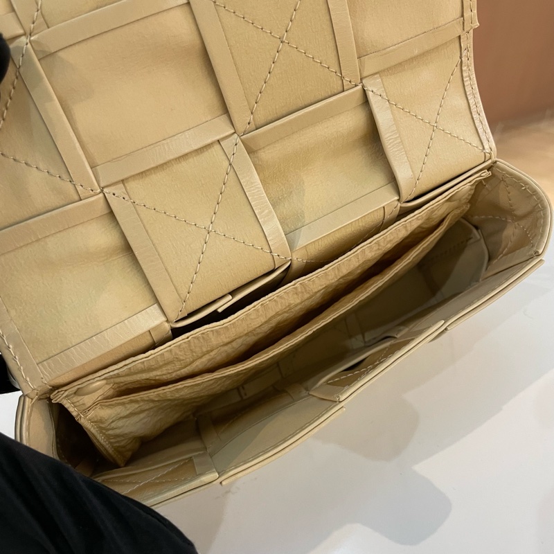 BV葆蝶家 八宫格燕麦色斜挎包 经典八宫格编织设计 油蜡皮材质 可斜挎可腰包-7