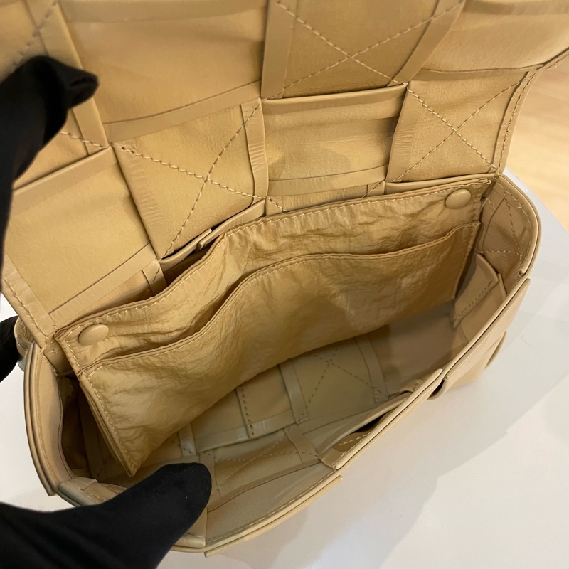 BV葆蝶家 八宫格燕麦色斜挎包 经典八宫格编织设计 油蜡皮材质 可斜挎可腰包-8