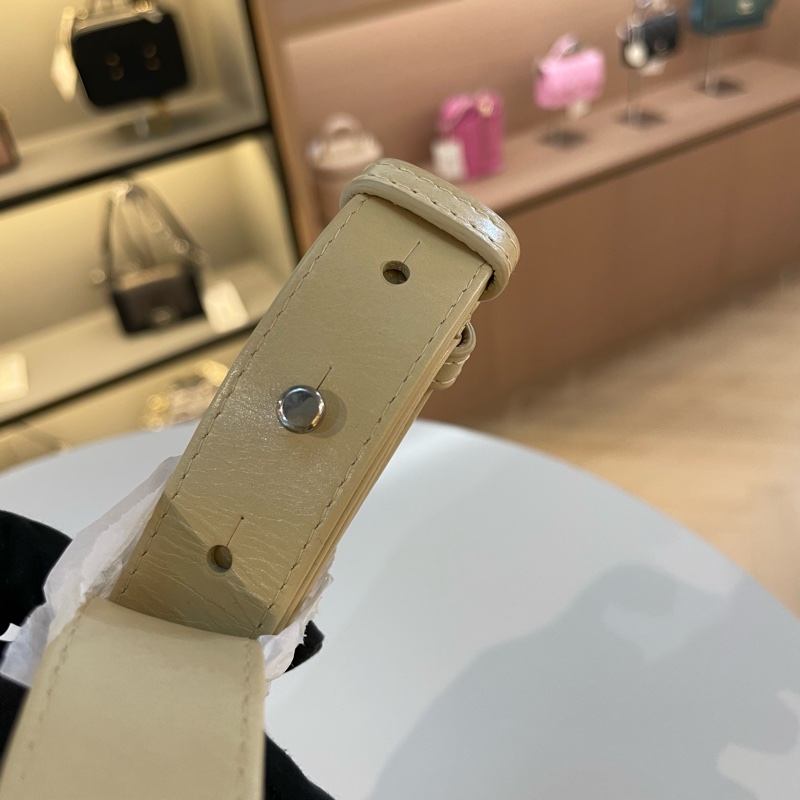 BV葆蝶家 八宫格燕麦色斜挎包 经典八宫格编织设计 油蜡皮材质 可斜挎可腰包-10