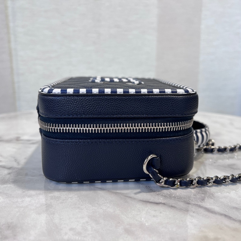 Chanel 深藍荔枝牛皮拼深藍白條紋牛皮銀釦vanityCaseㄇ拉手提斜背包-3