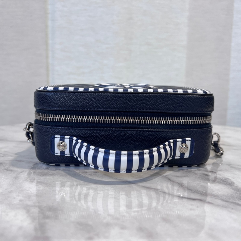 Chanel 深藍荔枝牛皮拼深藍白條紋牛皮銀釦vanityCaseㄇ拉手提斜背包-4