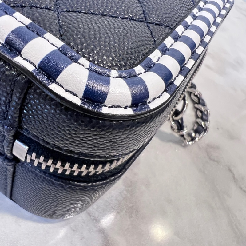 Chanel 深藍荔枝牛皮拼深藍白條紋牛皮銀釦vanityCaseㄇ拉手提斜背包-7