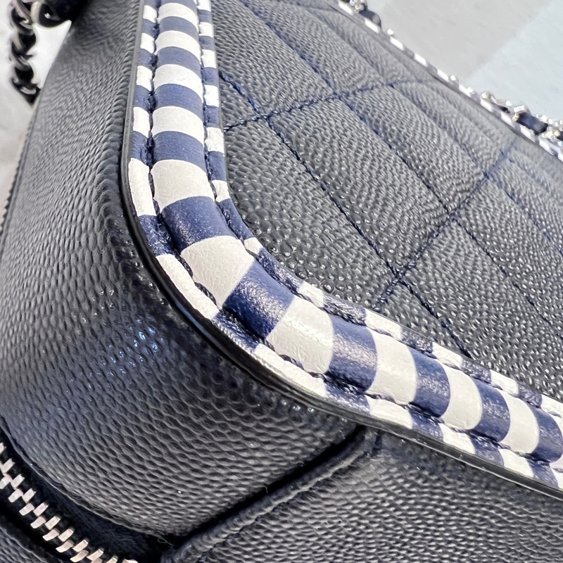 Chanel 深藍荔枝牛皮拼深藍白條紋牛皮銀釦vanityCaseㄇ拉手提斜背包-9