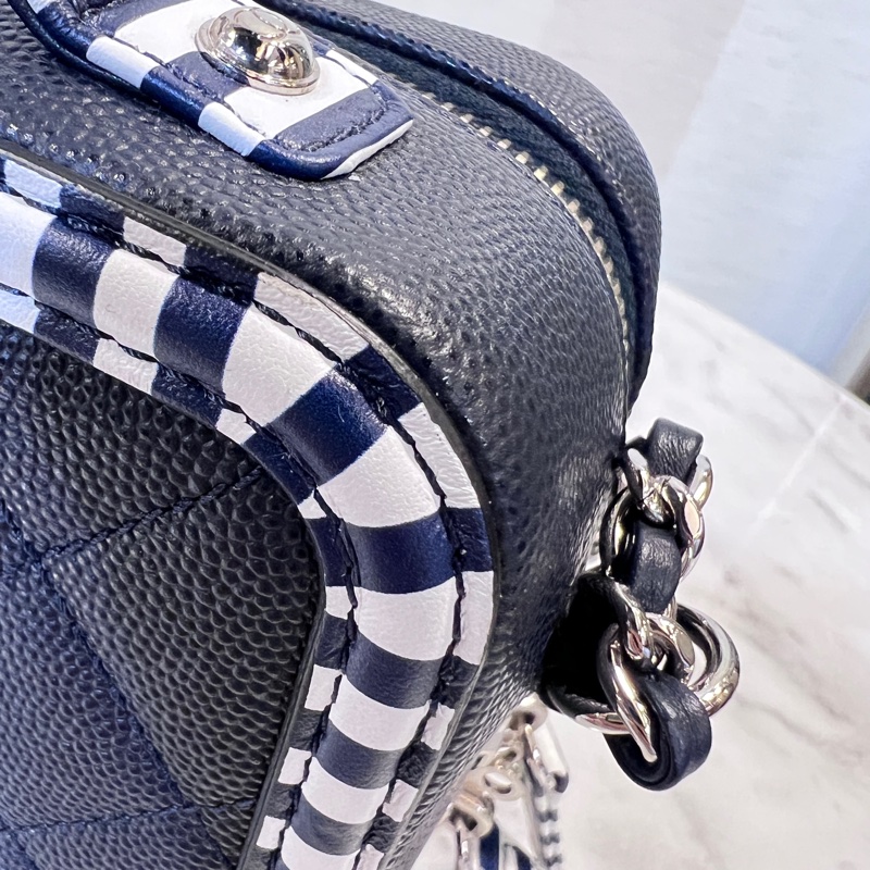Chanel 深藍荔枝牛皮拼深藍白條紋牛皮銀釦vanityCaseㄇ拉手提斜背包-10