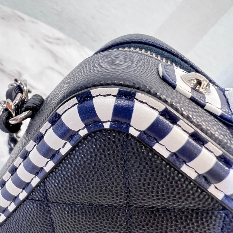 Chanel 深藍荔枝牛皮拼深藍白條紋牛皮銀釦vanityCaseㄇ拉手提斜背包-11