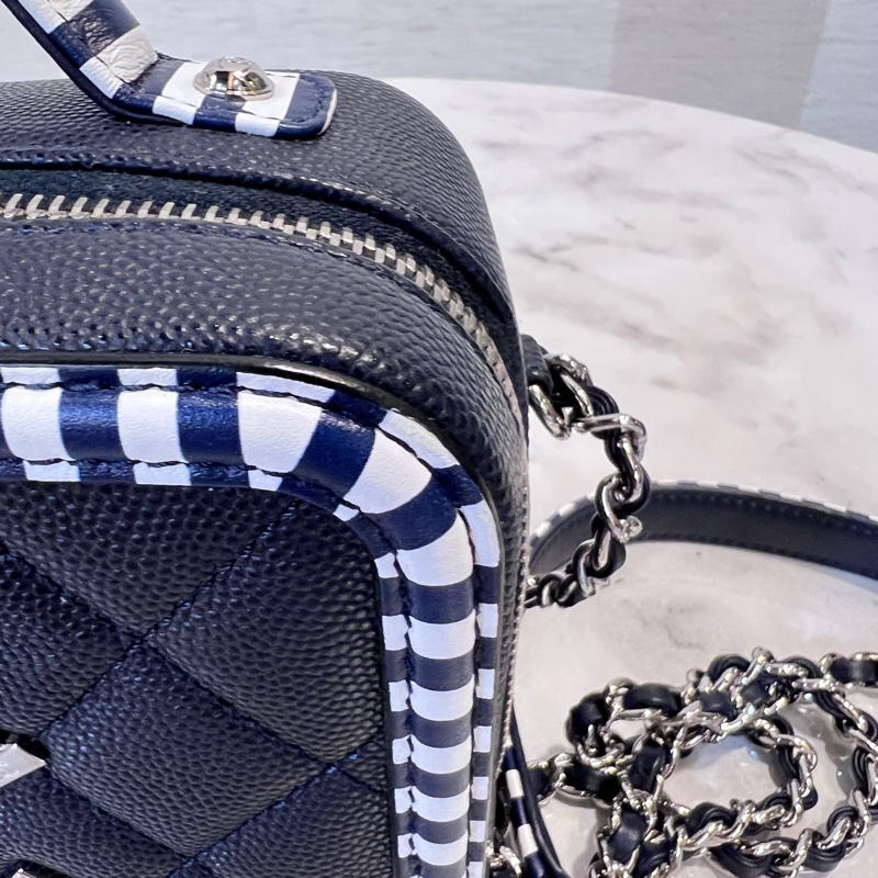 Chanel 深藍荔枝牛皮拼深藍白條紋牛皮銀釦vanityCaseㄇ拉手提斜背包-12