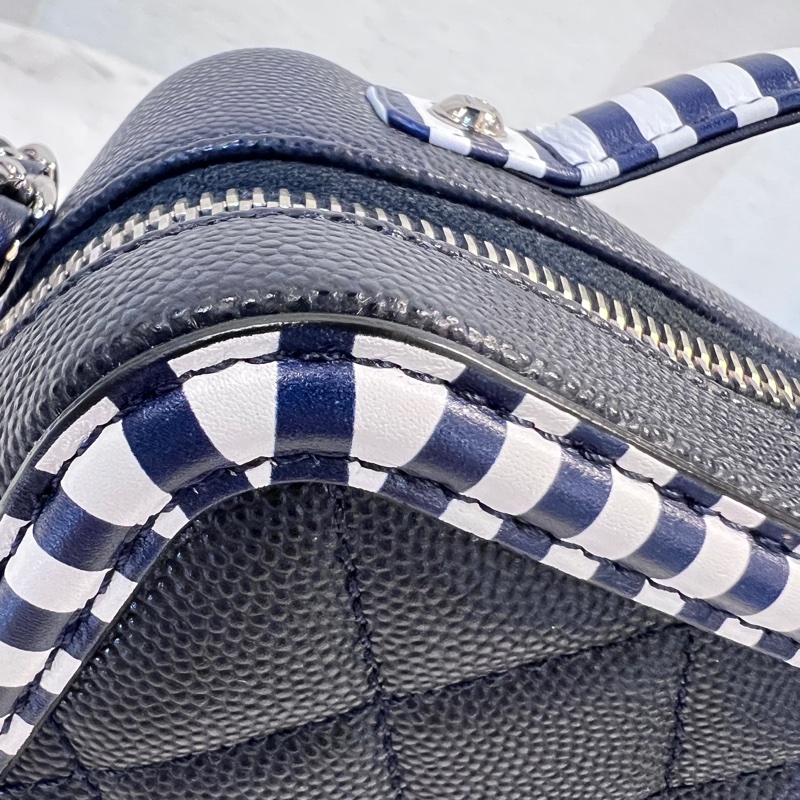 Chanel 深藍荔枝牛皮拼深藍白條紋牛皮銀釦vanityCaseㄇ拉手提斜背包-13