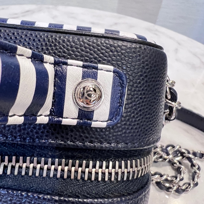 Chanel 深藍荔枝牛皮拼深藍白條紋牛皮銀釦vanityCaseㄇ拉手提斜背包-18