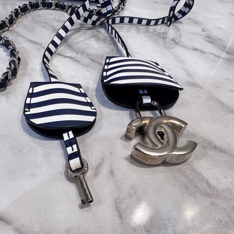 Chanel 深藍荔枝牛皮拼深藍白條紋牛皮銀釦vanityCaseㄇ拉手提斜背包-22