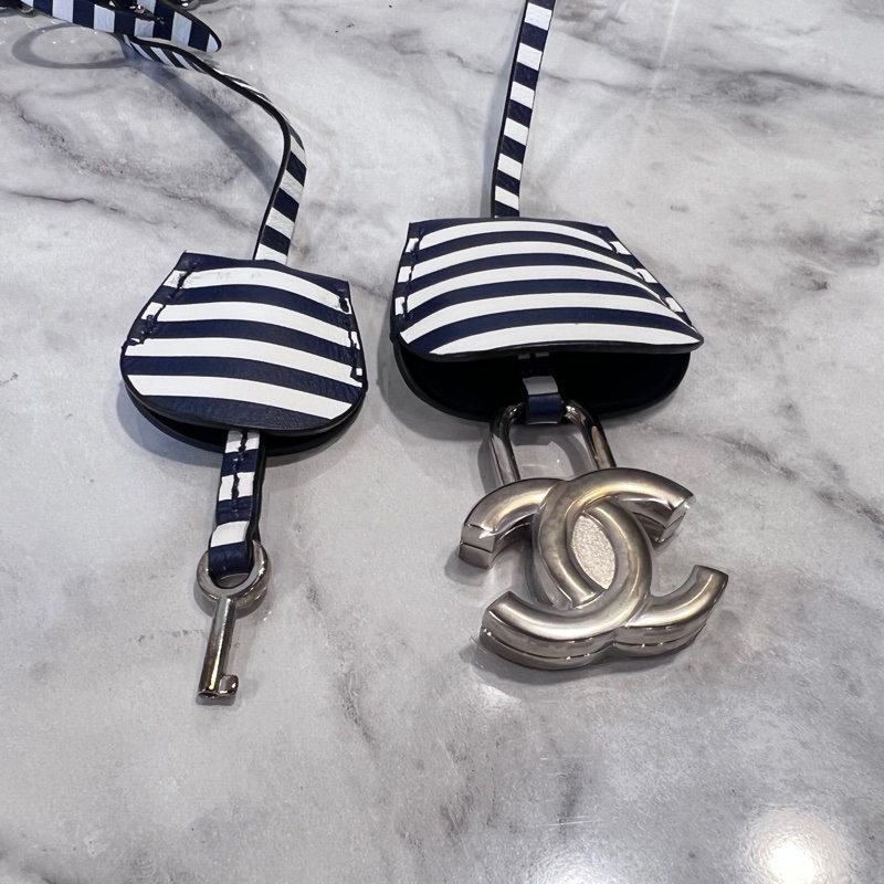 Chanel 深藍荔枝牛皮拼深藍白條紋牛皮銀釦vanityCaseㄇ拉手提斜背包-23