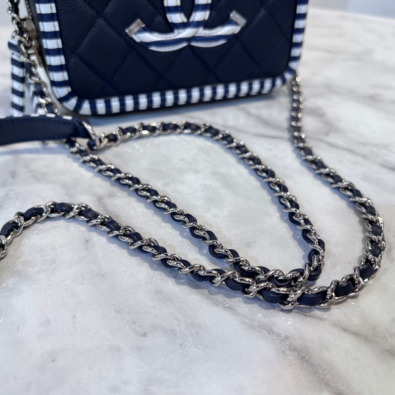 Chanel 深藍荔枝牛皮拼深藍白條紋牛皮銀釦vanityCaseㄇ拉手提斜背包-24