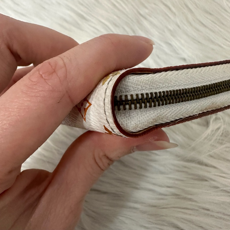 LV m93741 白彩金釦拉鍊零錢包-25