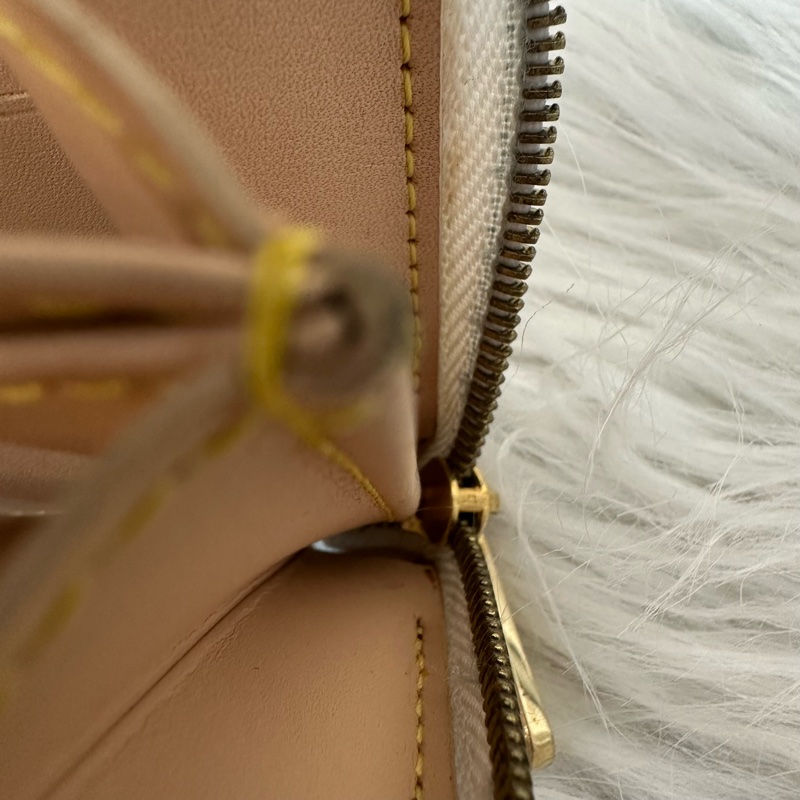 LV m93741 白彩金釦拉鍊零錢包-35
