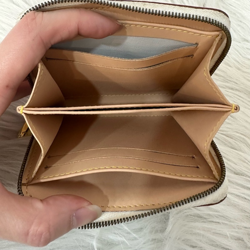 LV m93741 白彩金釦拉鍊零錢包-43