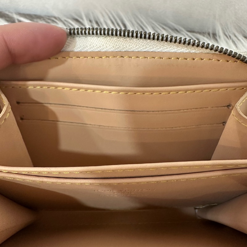 LV m93741 白彩金釦拉鍊零錢包-49