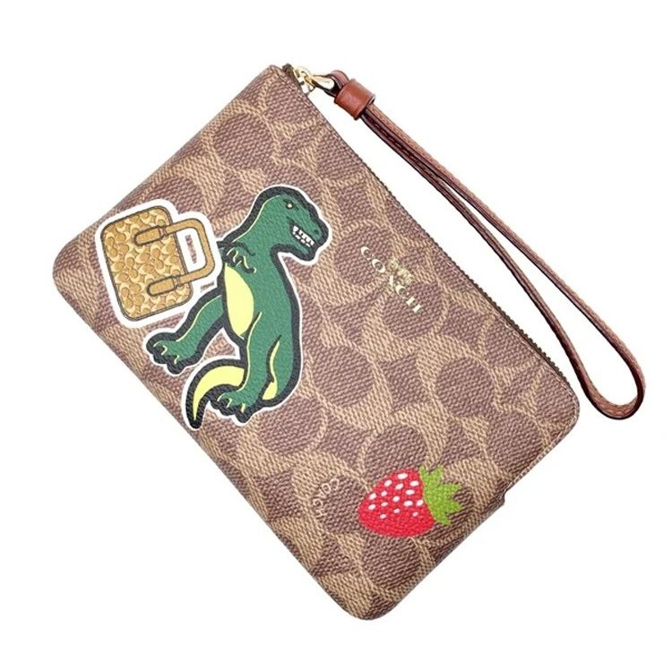 【COACH】趣味印花手拿包-恐龍骰子-3