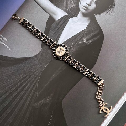 小可愛 ::CHANEL:: 經典皮穿鏈圓形雙C飾釦式手鍊